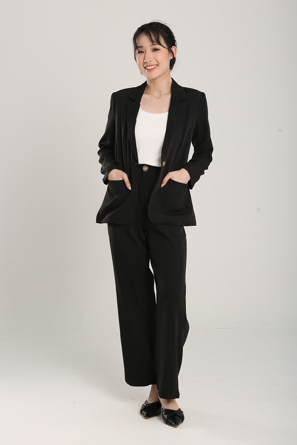 Gabriella Relaxed Fit Tailored Pants in Black